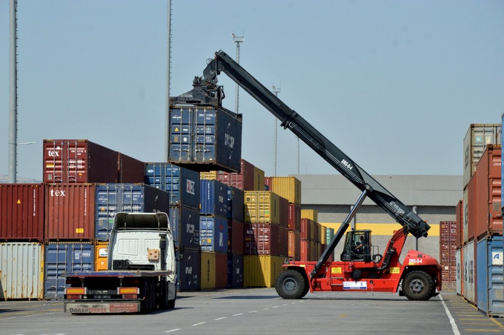 Ticaret Bakanlığı verilerine göre Manisa, 2025 yılında 7 milyar 401 milyon dolarlık ihracat gerçekleştirdi. Bir önceki yıla göre yüzde 3,56 düşüş yaşayan Manisa, ilk 20 il arasında yıllık bazda en fazla gerileme kaydeden şehir olarak dikkat çekti. | manisaozet.com