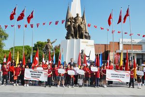 Manisa’da 270 Bin Öğrenci Dersbaşı Yaptı: Yeni Eğitim Yılı Kortejle Başladı