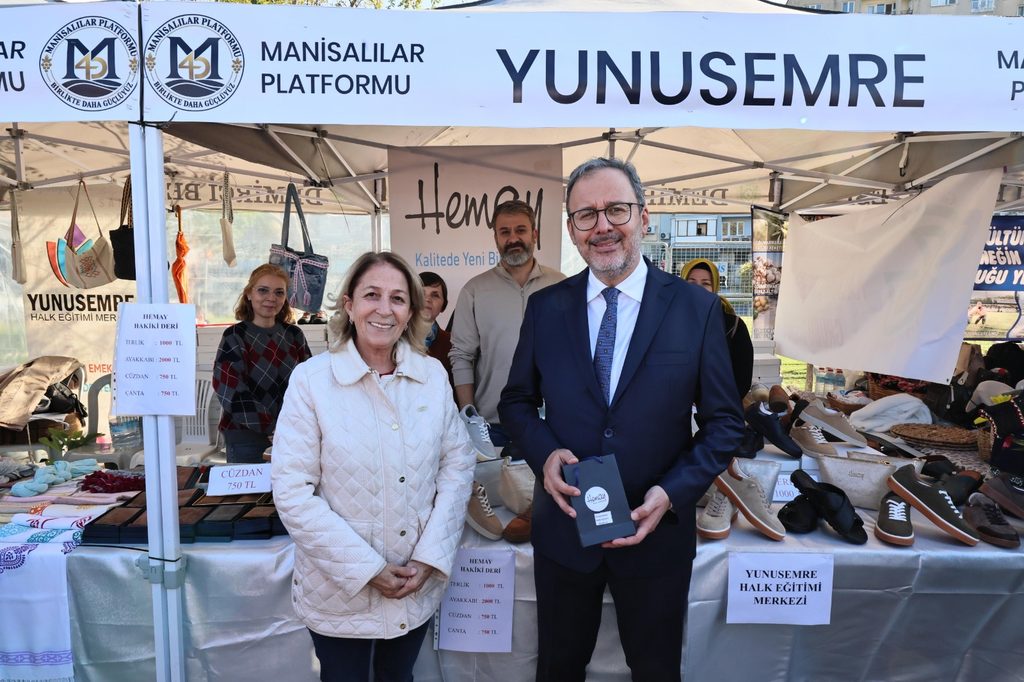 Yunusemre Halk Eğitimi Merkezi Tanıtım Standına Protokolden Ziyaret 17 Yunusemre Halk Eğitimi Merkezi Tanıtım Standına Protokolden Ziyaret
