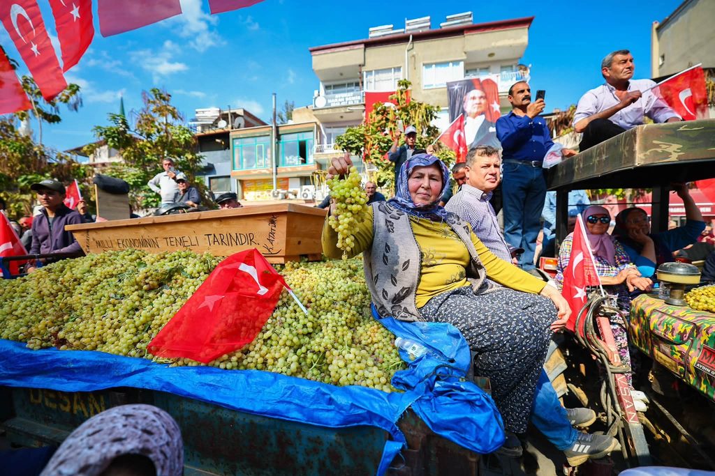 Özgür Özel'den Manisalı Üzüm Üreticisine 7 Maddelik Çözüm Sözü 14 Özgür Özel'den Manisalı Üzüm Üreticisine 7 Maddelik Çözüm Sözü