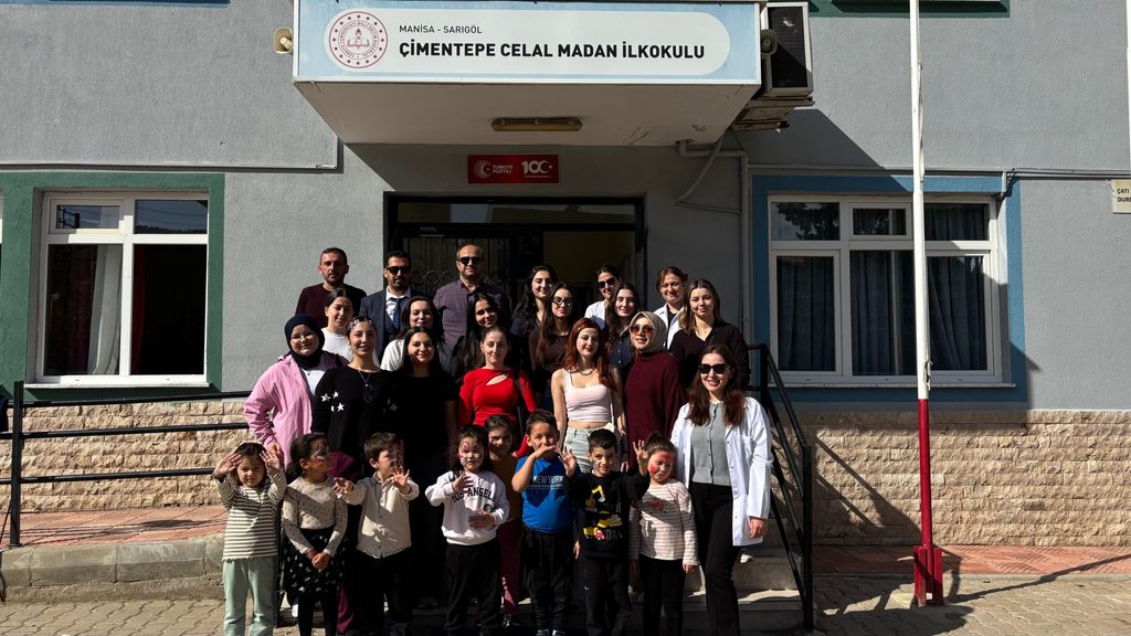 Sarıgöl'de Üniversiteli Gençlerden Anlamlı Ziyaret: Minik Kalplere Dokundular 10 Sarıgöl'de Üniversiteli Gençlerden Anlamlı Ziyaret: Minik Kalplere Dokundular