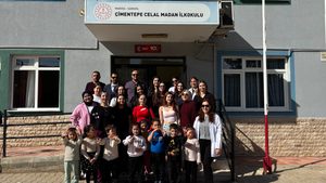 Sarıgöl’de Üniversiteli Gençlerden Anlamlı Ziyaret: Minik Kalplere Dokundular