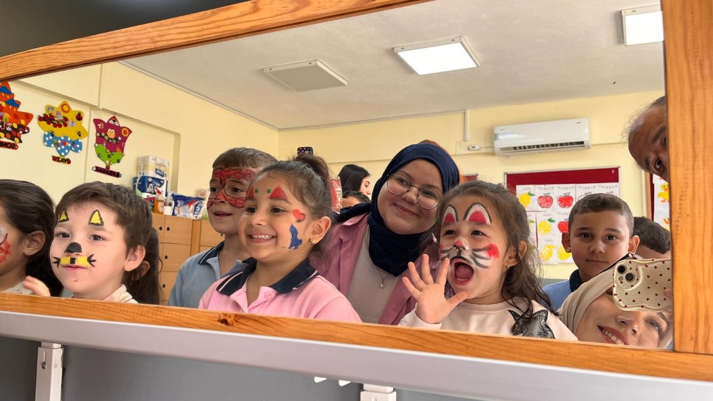 Sarıgöl'de Üniversiteli Gençlerden Anlamlı Ziyaret: Minik Kalplere Dokundular 16 Sarıgöl'de Üniversiteli Gençlerden Anlamlı Ziyaret: Minik Kalplere Dokundular