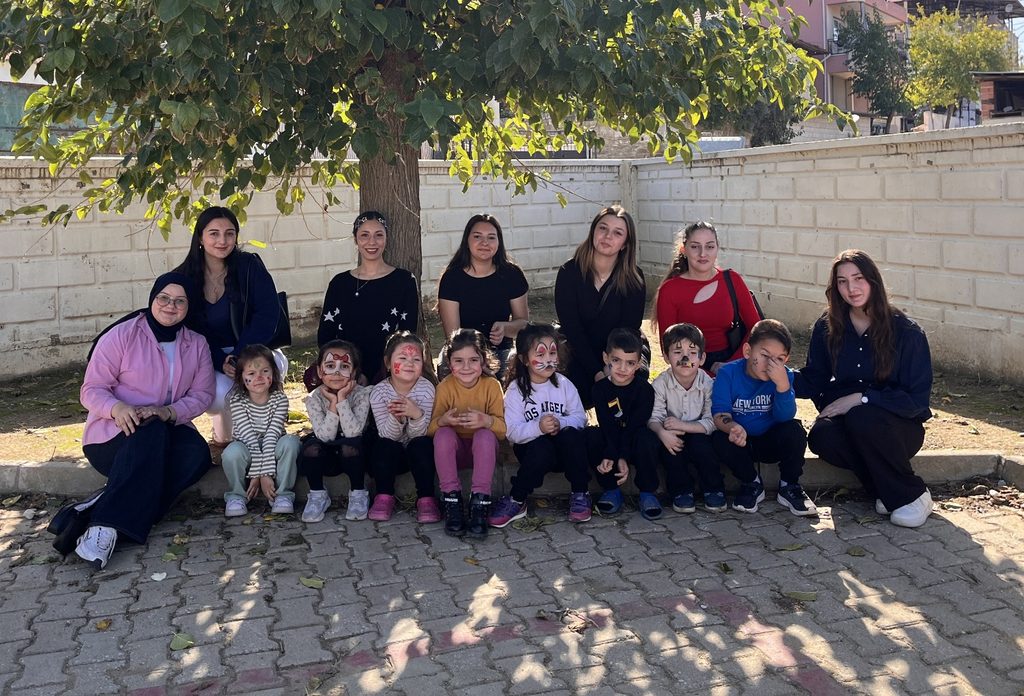 Sarıgöl'de Üniversiteli Gençlerden Anlamlı Ziyaret: Minik Kalplere Dokundular 15 Sarıgöl'de Üniversiteli Gençlerden Anlamlı Ziyaret: Minik Kalplere Dokundular