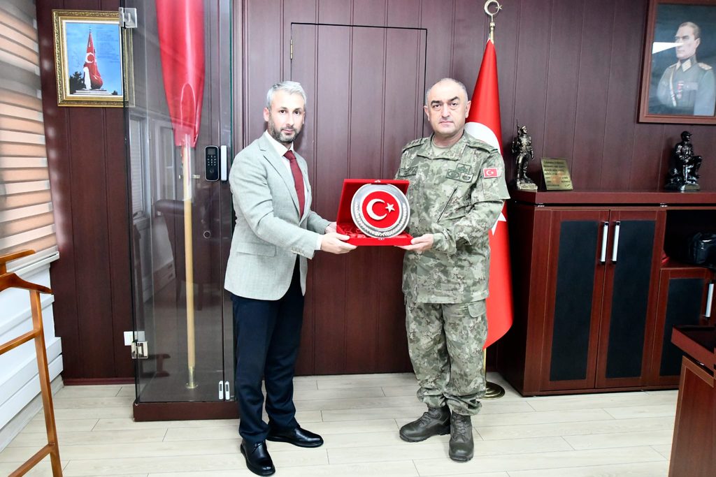 Şehit Aileleri ve Gazilerden Manisa 8. Komando Eğitim Tugay Komutanı Altınok'a Ziyaret 13 Şehit Aileleri ve Gazilerden Manisa 8. Komando Eğitim Tugay Komutanı Altınok'a Ziyaret
