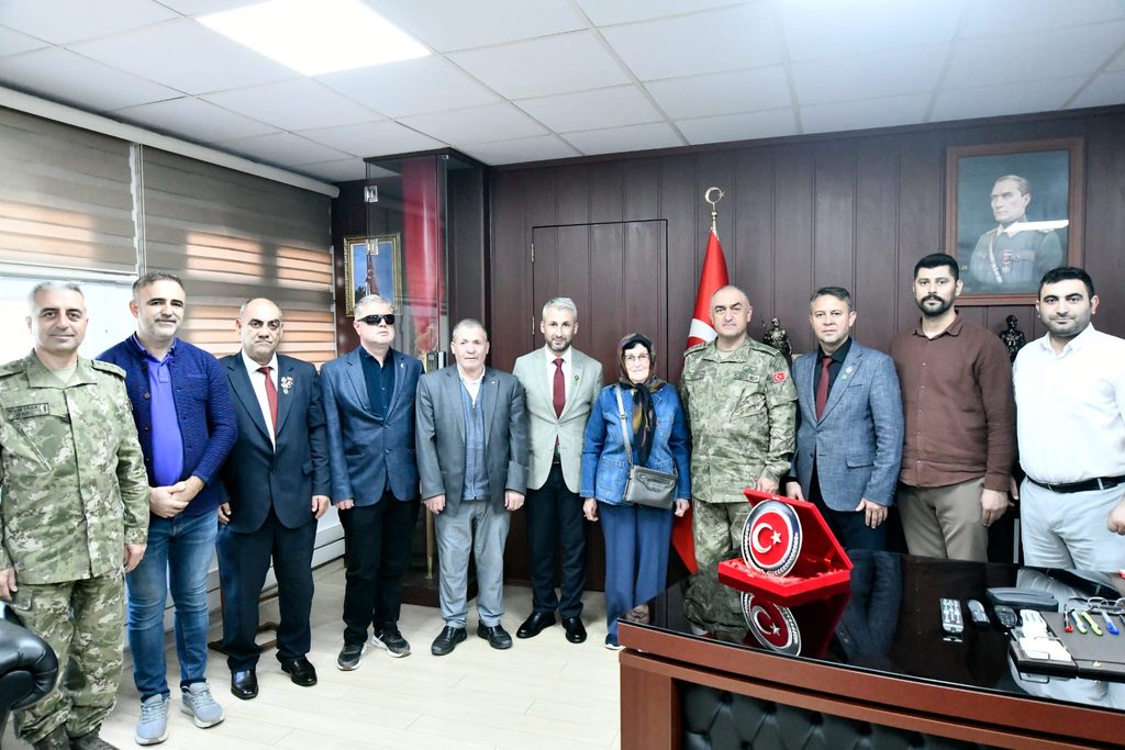 Şehit Aileleri ve Gazilerden Manisa 8. Komando Eğitim Tugay Komutanı Altınok'a Ziyaret 14 Şehit Aileleri ve Gazilerden Manisa 8. Komando Eğitim Tugay Komutanı Altınok'a Ziyaret