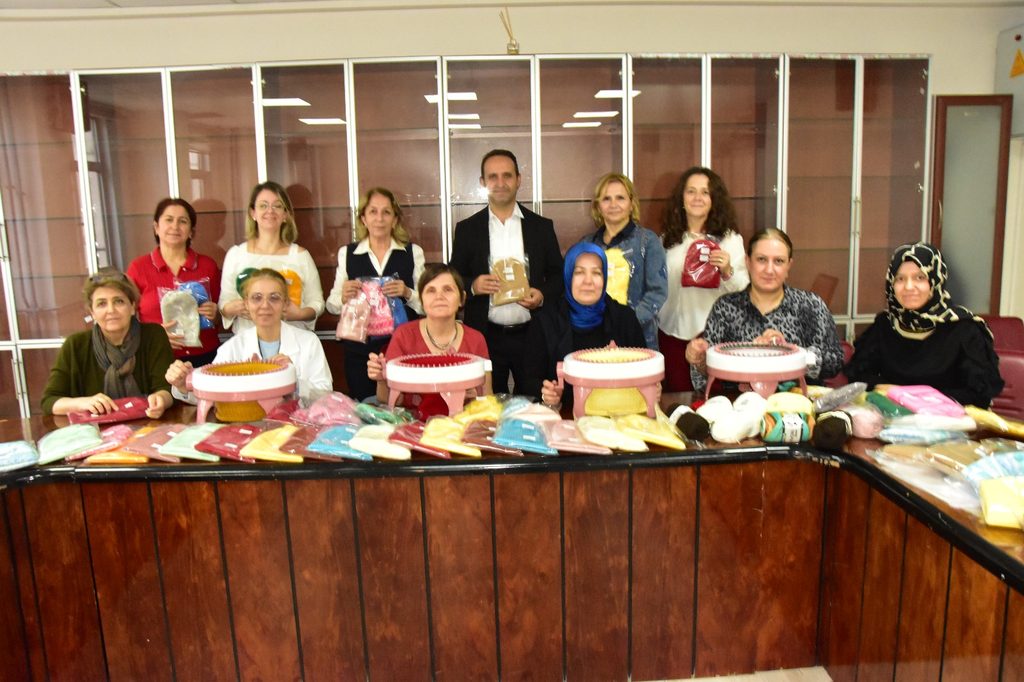 Yunusemre HEM'den Miniklere Cumhuriyet Sürprizi: 103 Çocuğa El Örgüsü Bere 10 Yunusemre HEM'den Miniklere Cumhuriyet Sürprizi: 103 Çocuğa El Örgüsü Bere