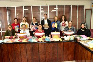 Yunusemre HEM’den Miniklere Cumhuriyet Sürprizi: 103 Çocuğa El Örgüsü Bere