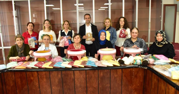 Yunusemre HEM'den Miniklere Cumhuriyet Sürprizi: 103 Çocuğa El Örgüsü Bere