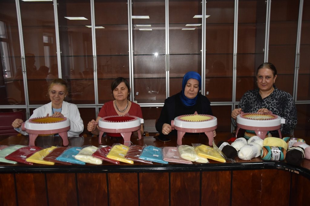 Yunusemre HEM'den Miniklere Cumhuriyet Sürprizi: 103 Çocuğa El Örgüsü Bere 15 Yunusemre HEM'den Miniklere Cumhuriyet Sürprizi: 103 Çocuğa El Örgüsü Bere