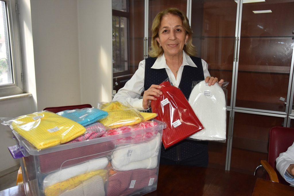 Yunusemre HEM'den Miniklere Cumhuriyet Sürprizi: 103 Çocuğa El Örgüsü Bere 16 Yunusemre HEM'den Miniklere Cumhuriyet Sürprizi: 103 Çocuğa El Örgüsü Bere