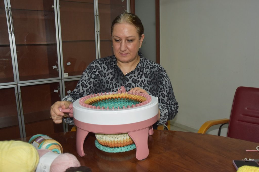 Yunusemre HEM'den Miniklere Cumhuriyet Sürprizi: 103 Çocuğa El Örgüsü Bere 17 Yunusemre HEM'den Miniklere Cumhuriyet Sürprizi: 103 Çocuğa El Örgüsü Bere