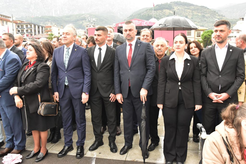 Manisa'da 103. Yıl Coşkusu Cumhuriyet Meydanı'nda Başladı 27 Manisa'da 103. Yıl Coşkusu Cumhuriyet Meydanı'nda Başladı