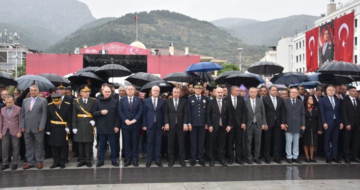 Manisa'da 103. Yıl Coşkusu Cumhuriyet Meydanı'nda Başladı