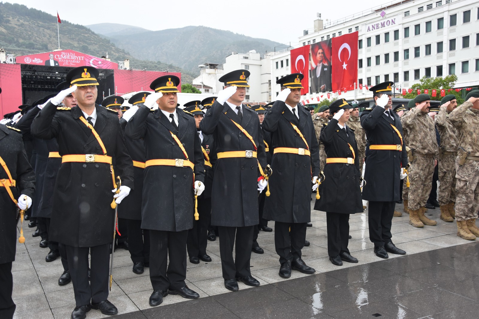 Manisa'da 103. Yıl Coşkusu Cumhuriyet Meydanı'nda Başladı 23 Manisa'da 103. Yıl Coşkusu Cumhuriyet Meydanı'nda Başladı