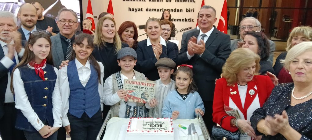 Şehzadeler'de Cumhuriyet Balosu Coşkusu: 103. Yıl Gururla Kutlandı 16 Şehzadeler'de Cumhuriyet Balosu Coşkusu: 103. Yıl Gururla Kutlandı