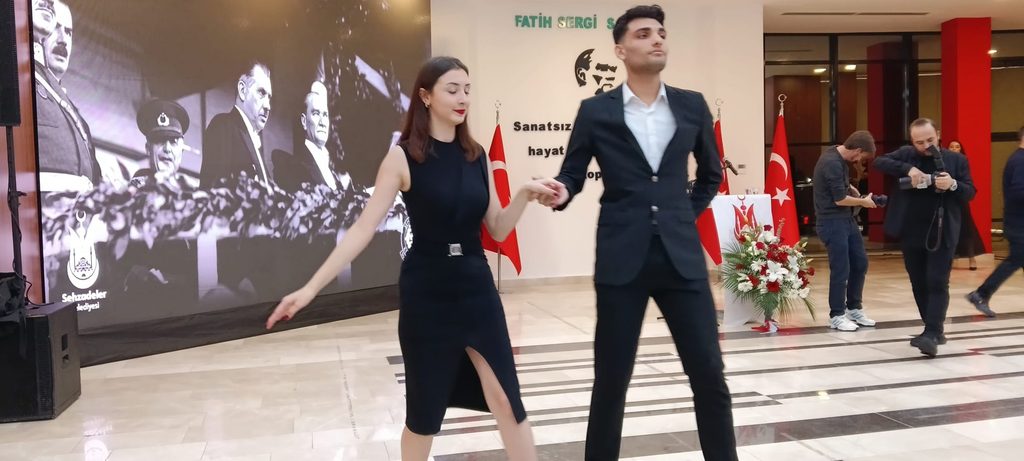 Şehzadeler'de Cumhuriyet Balosu Coşkusu: 103. Yıl Gururla Kutlandı 23 Şehzadeler'de Cumhuriyet Balosu Coşkusu: 103. Yıl Gururla Kutlandı