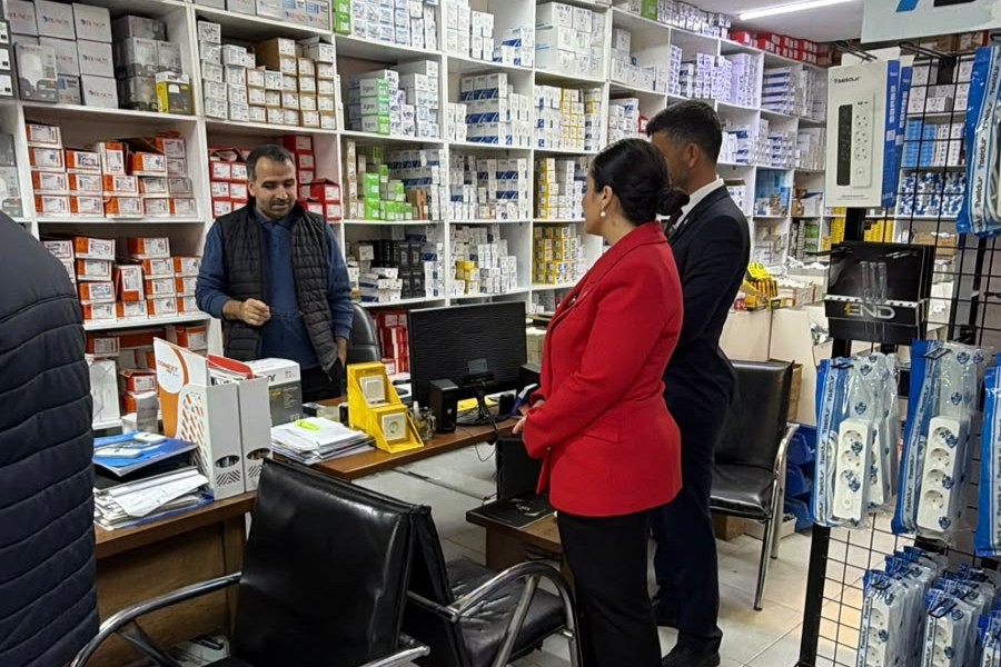 "Cumhuriyet Kimsesizlerin Kimsesidir": İYİ Parti'den Esnafa Bayraklı Kutlama 21 "Cumhuriyet Kimsesizlerin Kimsesidir": İYİ Parti'den Esnafa Bayraklı Kutlama