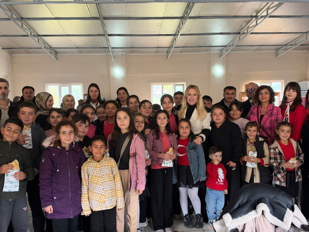 Akhisar Lokantacılar Odası Dağdere Köyü’ndeki Miniklerin Yüzünü Güldürdü
