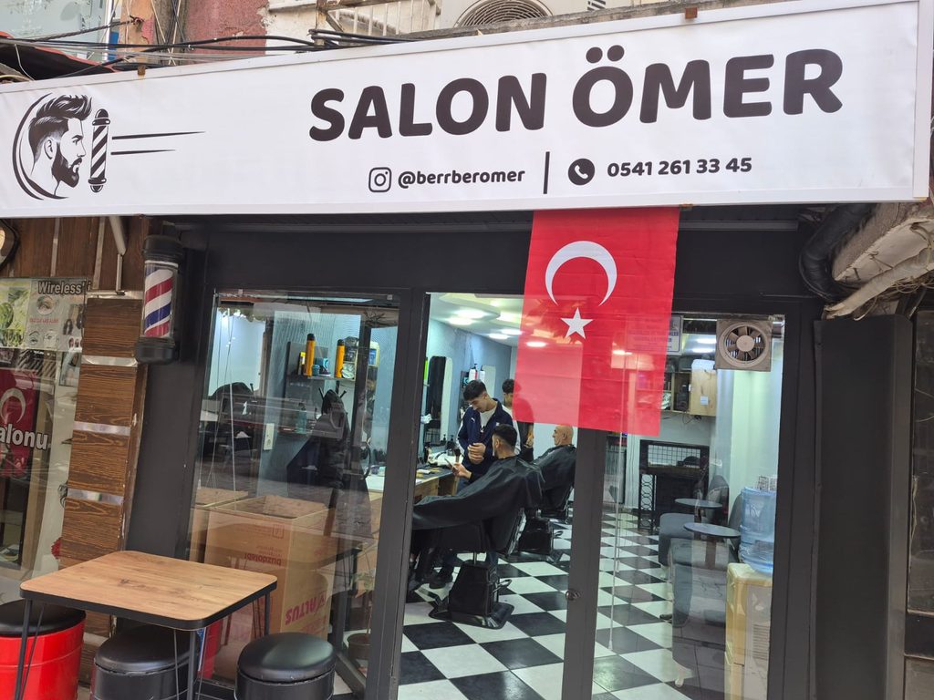 Şehzadeler’de Berber Ömer Öz’den Yürek Isıtan Hareket: ‘Askıda Tıraş’ Dönemi 14 Şehzadeler’de Berber Ömer Öz’den Yürek Isıtan Hareket: ‘Askıda Tıraş’ Dönemi