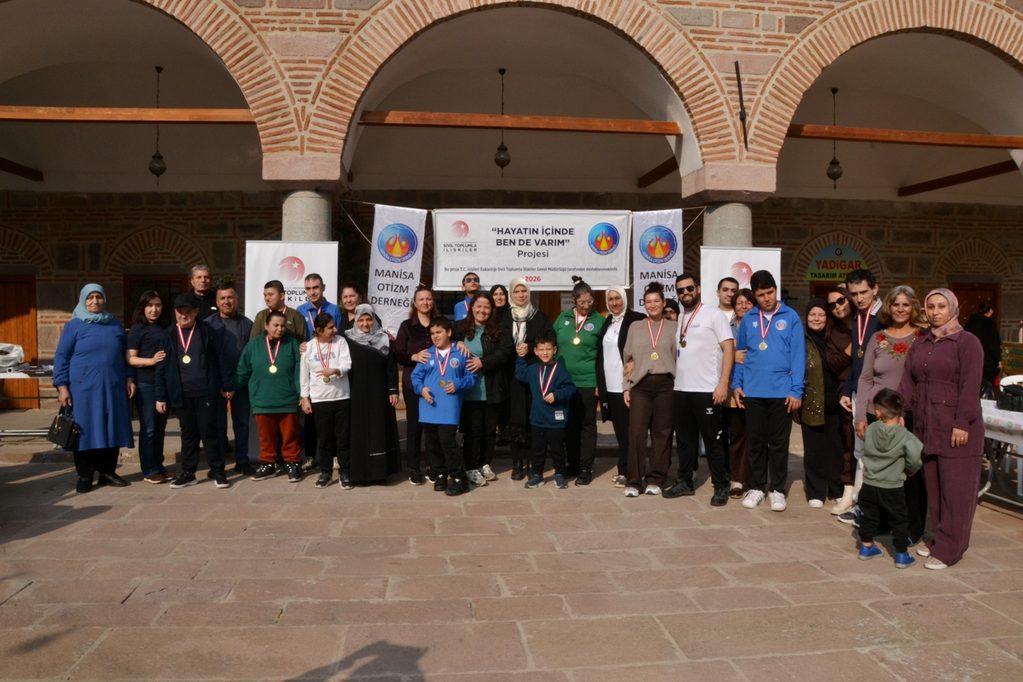 Manisa Otizm Derneği'nin Örnek Projesinde Çocuklar Madalyalarını Ailelerinden Aldı