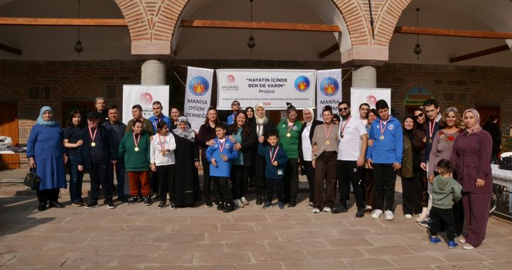 Manisa Otizm Derneği'nin Örnek Projesinde Çocuklar Madalyalarını Ailelerinden Aldı