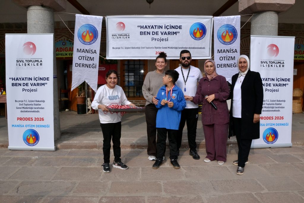 Manisa Otizm Derneği'nin Örnek Projesinde Çocuklar Madalyalarını Ailelerinden Aldı