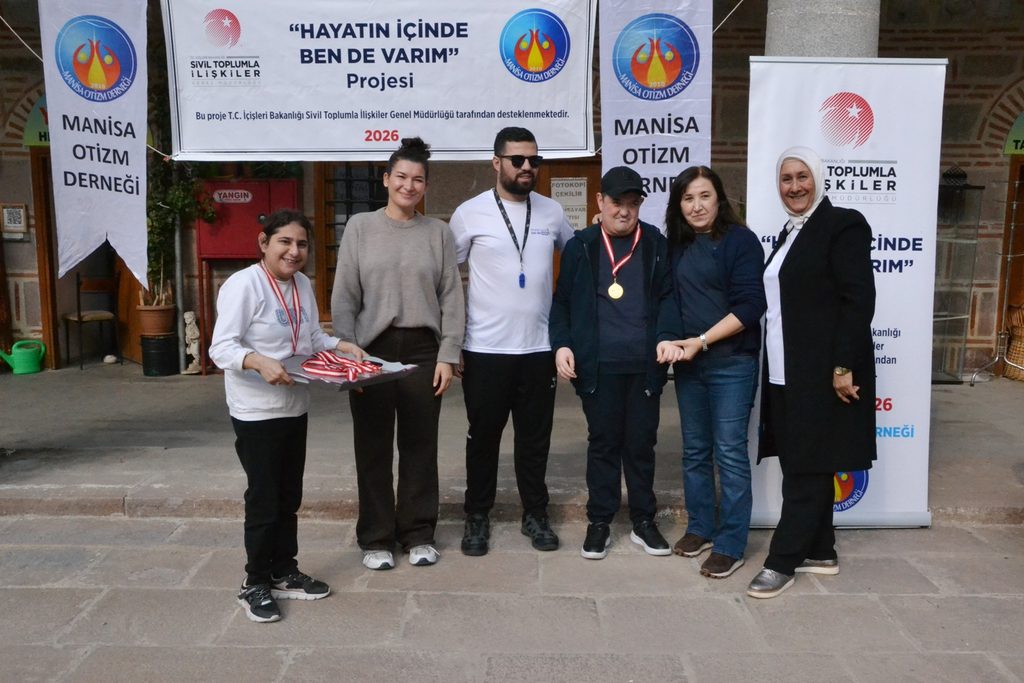Manisa Otizm Derneği'nin Örnek Projesinde Çocuklar Madalyalarını Ailelerinden Aldı