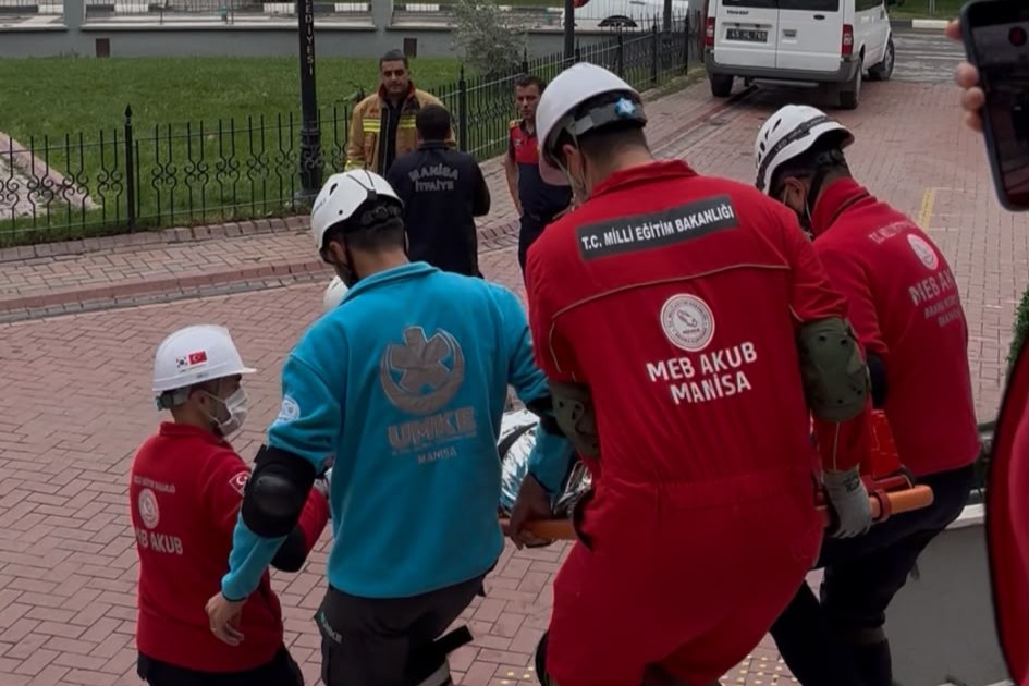 Manisa Öğretmenevi'nde Gerçeği Aratmayan Tatbikat: Ekipler Omuz Omuza Çalıştı 16 Manisa Öğretmenevi'nde Gerçeği Aratmayan Tatbikat: Ekipler Omuz Omuza Çalıştı