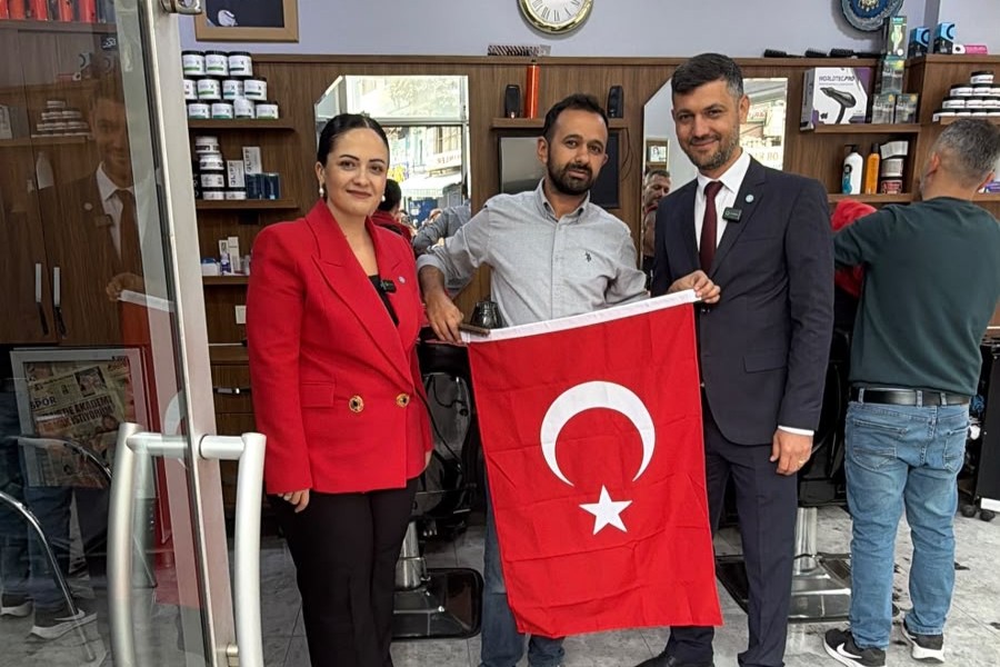"Cumhuriyet Kimsesizlerin Kimsesidir": İYİ Parti'den Esnafa Bayraklı Kutlama 17 "Cumhuriyet Kimsesizlerin Kimsesidir": İYİ Parti'den Esnafa Bayraklı Kutlama