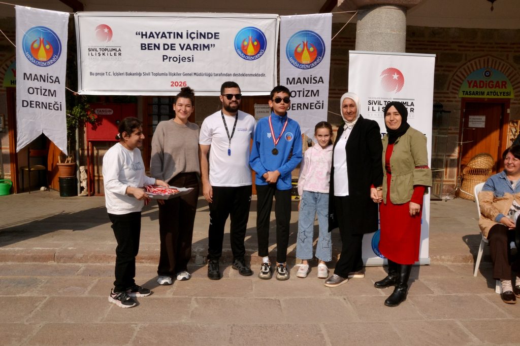 Manisa Otizm Derneği'nin Örnek Projesinde Çocuklar Madalyalarını Ailelerinden Aldı