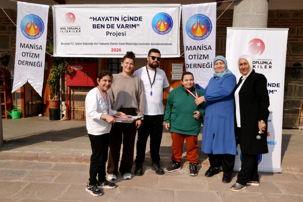 Manisa Otizm Derneği'nin Örnek Projesinde Çocuklar Madalyalarını Ailelerinden Aldı