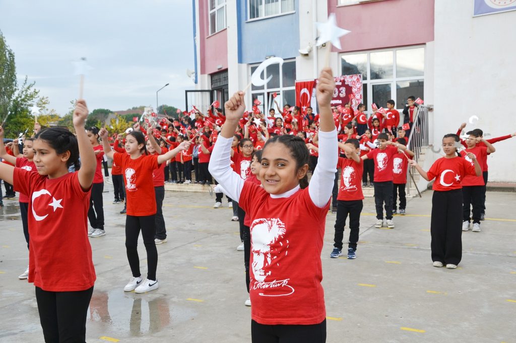 Manisalı Miniklerden Cumhuriyet’in 103. Yılına Özel Unutulmaz Gösteri