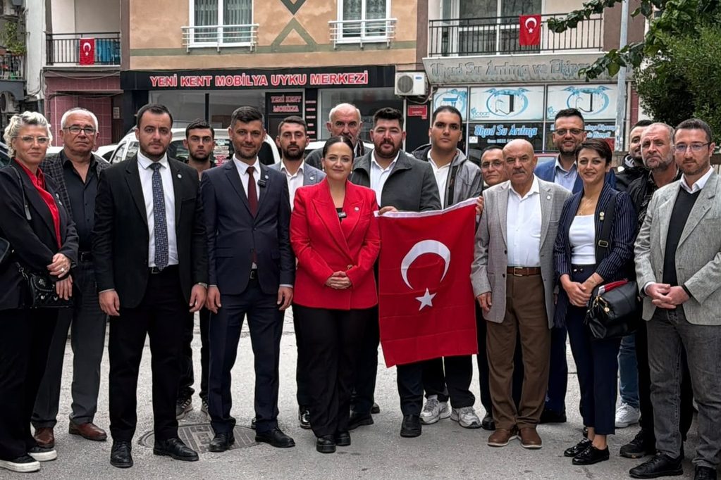 "Cumhuriyet Kimsesizlerin Kimsesidir": İYİ Parti'den Esnafa Bayraklı Kutlama 12 "Cumhuriyet Kimsesizlerin Kimsesidir": İYİ Parti'den Esnafa Bayraklı Kutlama