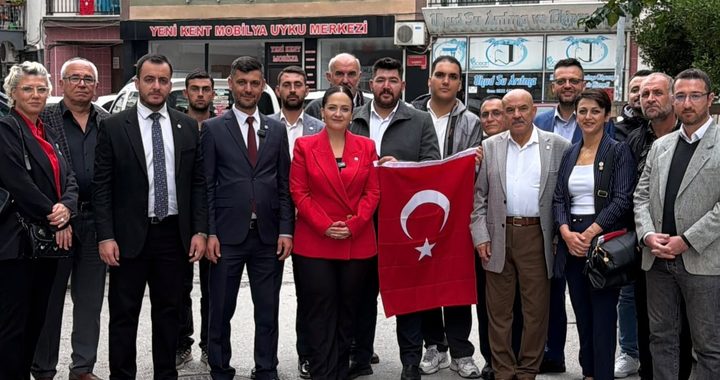 "Cumhuriyet Kimsesizlerin Kimsesidir": İYİ Parti'den Esnafa Bayraklı Kutlama