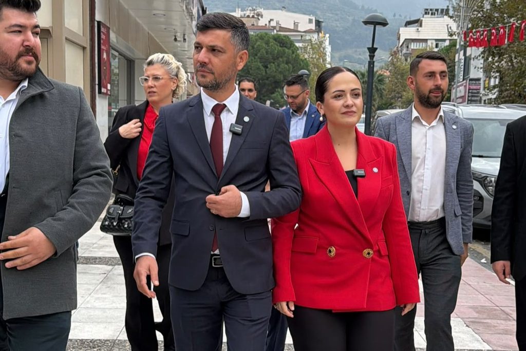 "Cumhuriyet Kimsesizlerin Kimsesidir": İYİ Parti'den Esnafa Bayraklı Kutlama 22 "Cumhuriyet Kimsesizlerin Kimsesidir": İYİ Parti'den Esnafa Bayraklı Kutlama