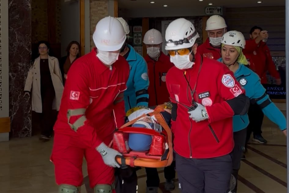 Manisa Öğretmenevi'nde Gerçeği Aratmayan Tatbikat: Ekipler Omuz Omuza Çalıştı 15 Manisa Öğretmenevi'nde Gerçeği Aratmayan Tatbikat: Ekipler Omuz Omuza Çalıştı