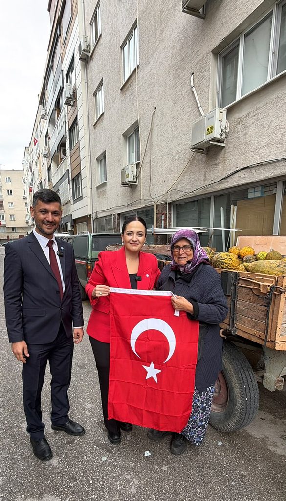 "Cumhuriyet Kimsesizlerin Kimsesidir": İYİ Parti'den Esnafa Bayraklı Kutlama 19 "Cumhuriyet Kimsesizlerin Kimsesidir": İYİ Parti'den Esnafa Bayraklı Kutlama