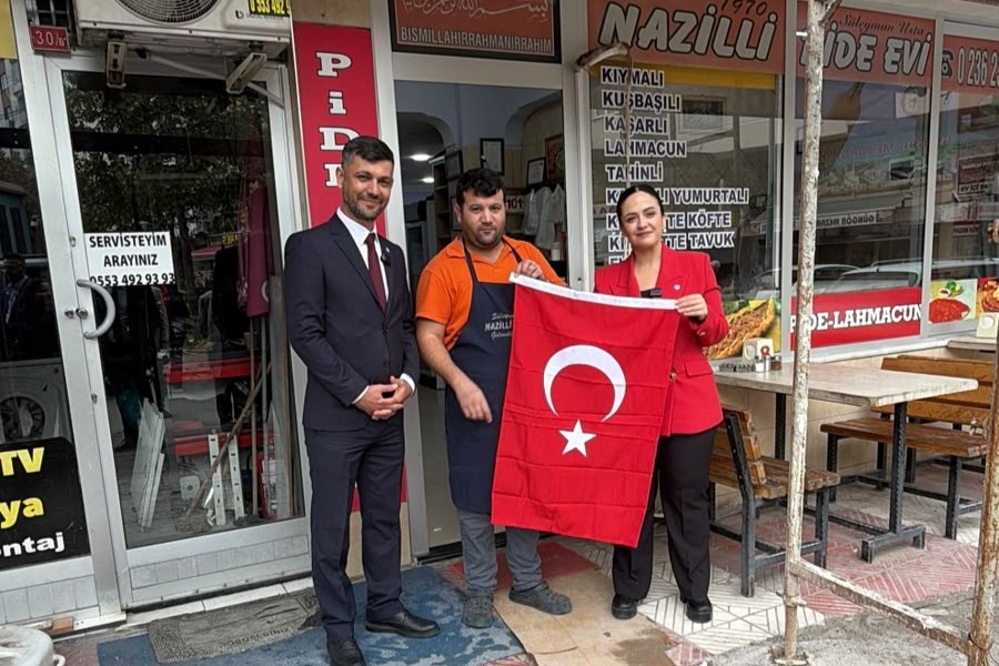 "Cumhuriyet Kimsesizlerin Kimsesidir": İYİ Parti'den Esnafa Bayraklı Kutlama 20 "Cumhuriyet Kimsesizlerin Kimsesidir": İYİ Parti'den Esnafa Bayraklı Kutlama